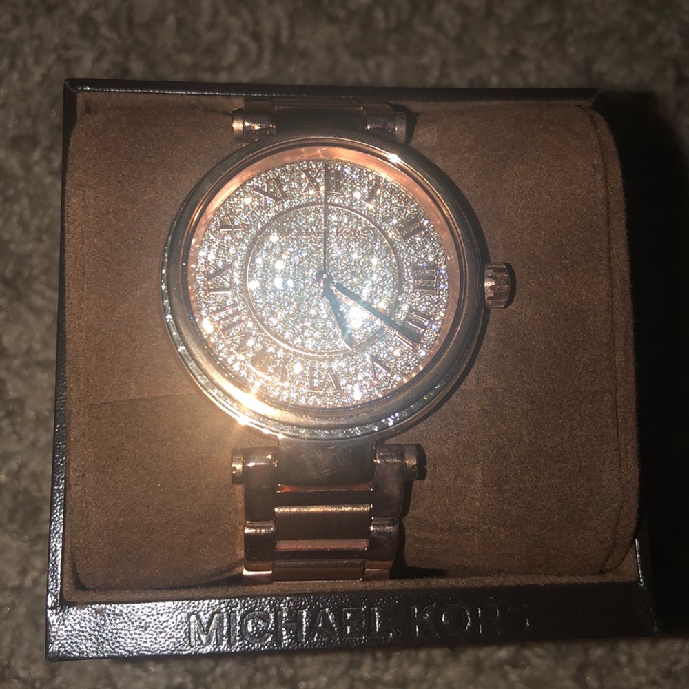 Beautiful Rose Gold Michael Kors watch - Picture 3 of 6